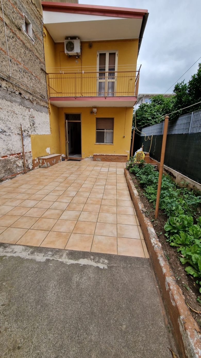 Casa autonoma con corte via Salvatore Miceli – Lamezia Terme agenzia immobiliare infocasa